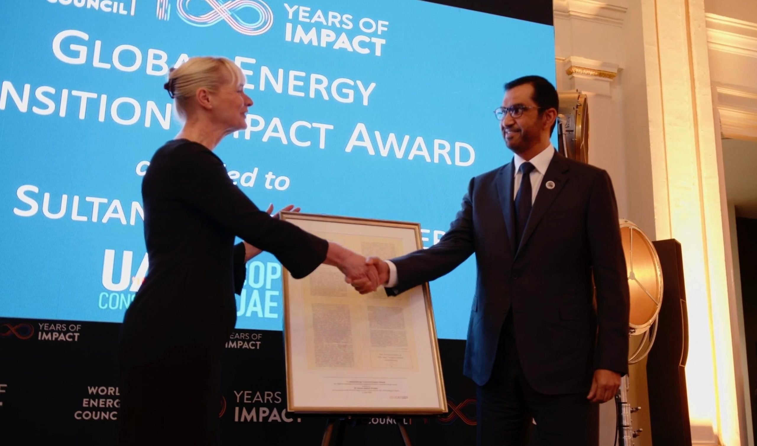 خلال استلام سلطان الجابر جائزة مؤتمر الطاقة العالمي الـ26 في هولندا