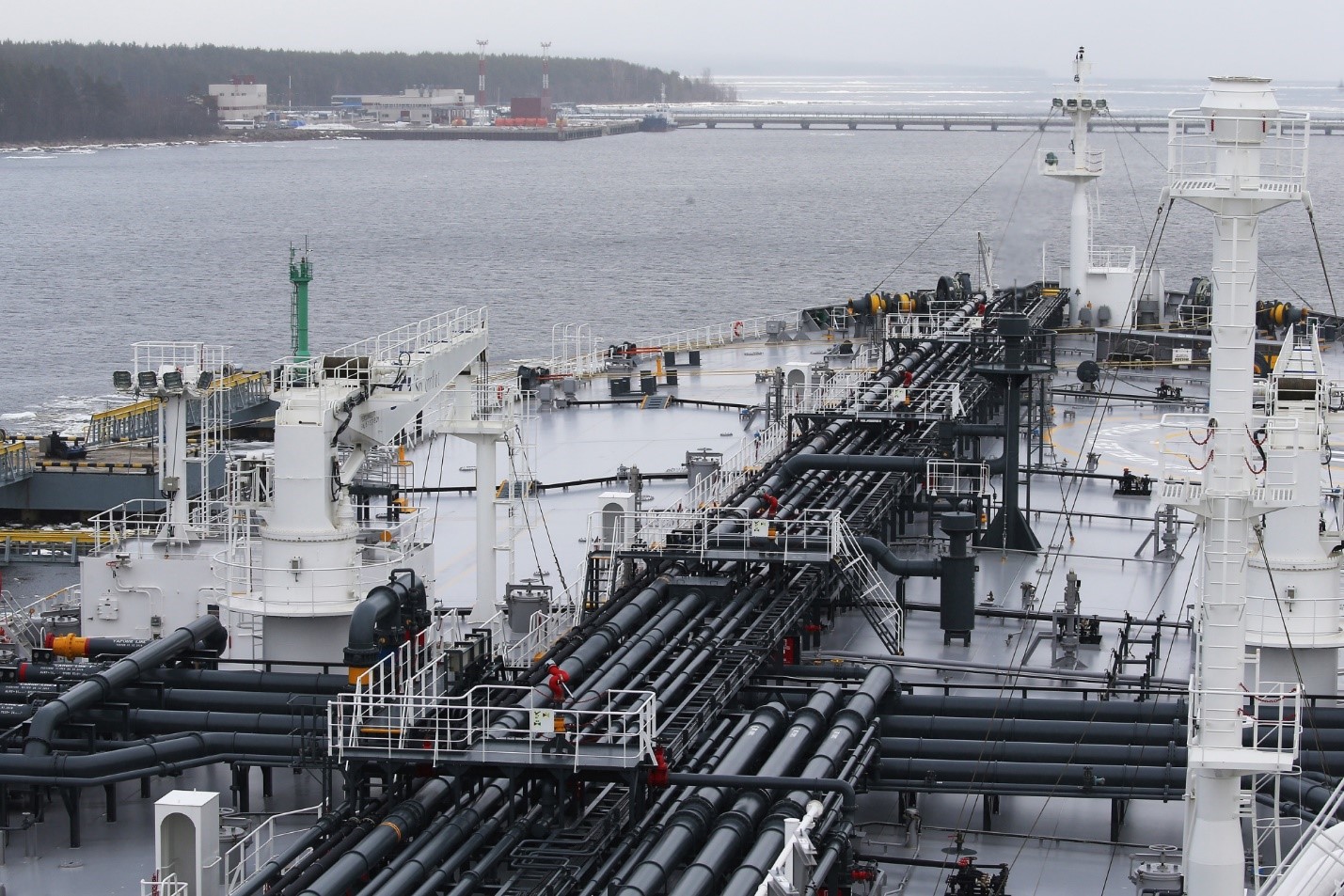 ناقلة النفط ميندليف بروسبكت ترسو بميناء بريمورسك التجاري في روسيا
