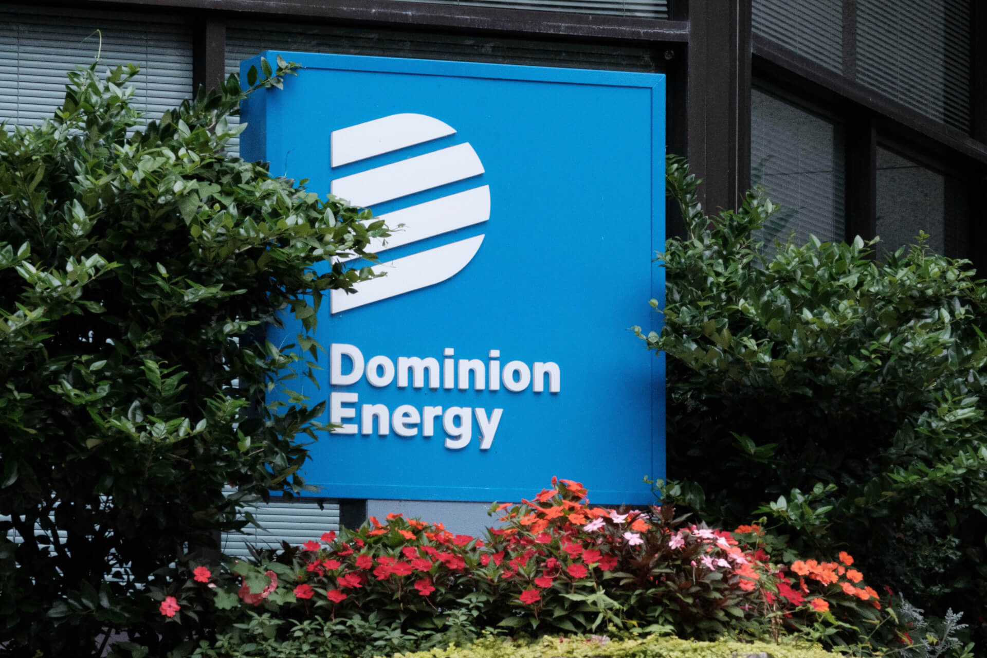 شعار شركة دومينيون إنرجي على أحد مبانيها