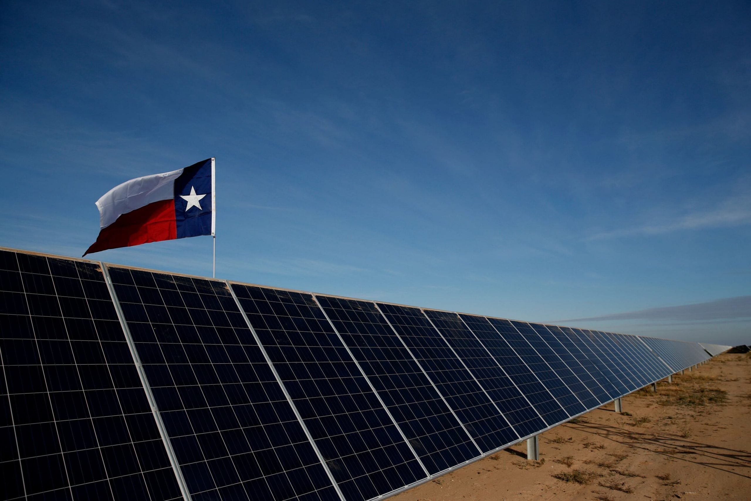 ألواح طاقة شمسية أمام علم ولاية تكساس