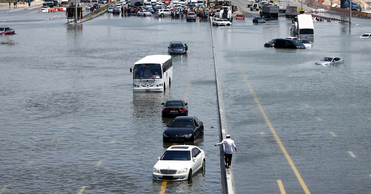 فيضانات دبي تكشف نقاط ضعف تغير المناخ