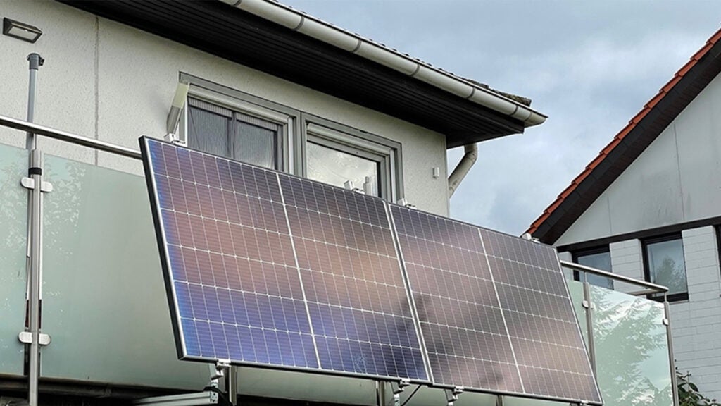 تركيب الألواح الشمسية على شرفات المنازل
