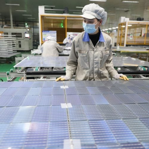 عاملة داخل مصنع للألواح الشمسية في الصين