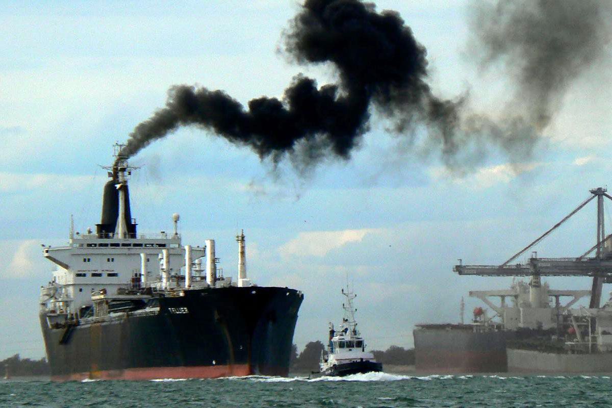 انبعاثات كربونية تنطلق من إحدى السفن