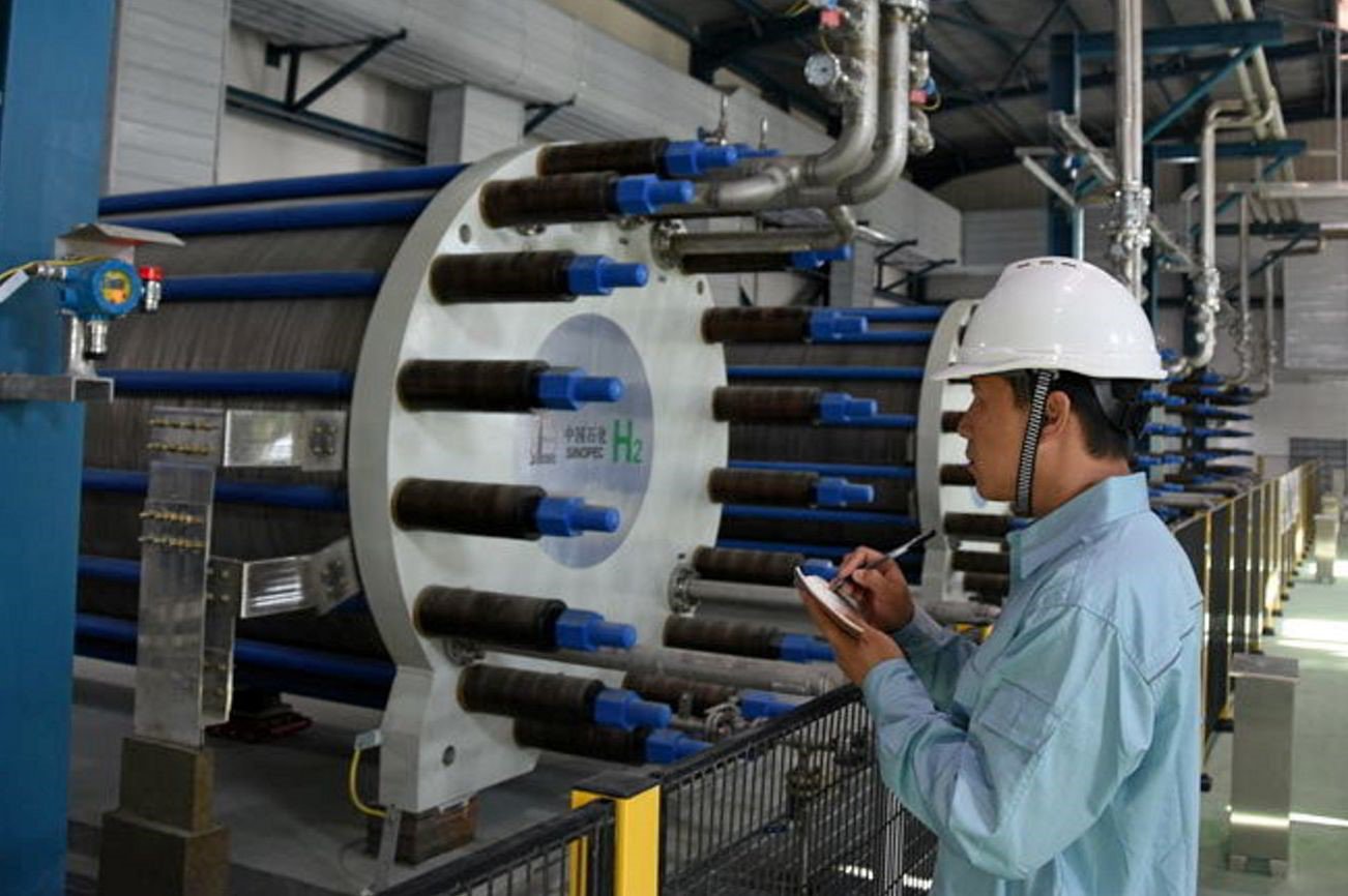 أحد المحللات الكهربائية في مشروع للهيدروجين الأخضر بمقاطعة شينجيانغ الصينية
