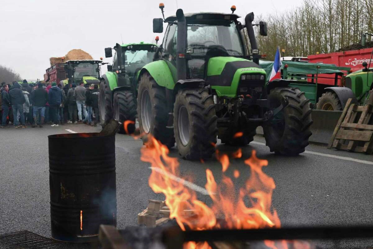 جانب من احتجاجات المزارعين في فرنسا على السياسة البيئية