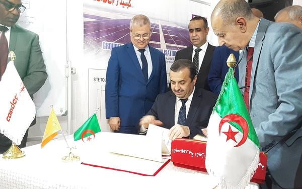 من مراسم وضع حجر أساس محطة طاقة شمسية في الجزائر