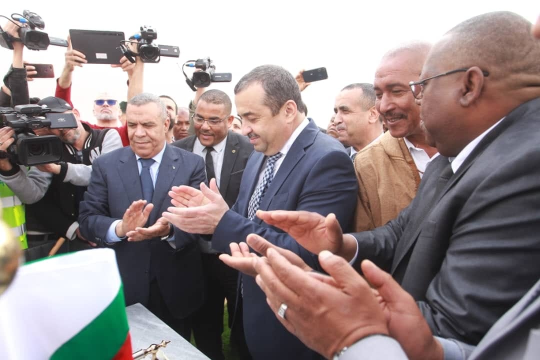 وزير الطاقة والمناجم محمد عرقاب أثناء وضع حجر أساس إحدى محطات الطاقة الشمسية في الجزائر