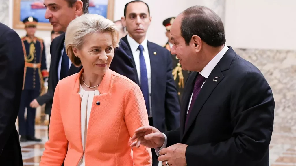 الرئيس المصري عبدالفتاح السيسي مع رئيسة المفوضية الأوروبية أورسولا دير لاين خلال زيارتها للقاهرة الشهر الماضي