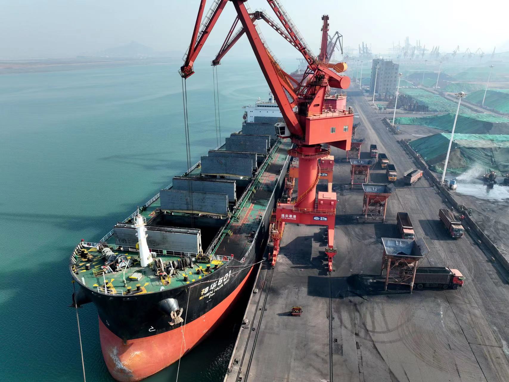 تفريغ شحنة فحم في ميناء بمقاطعة جيانغسو