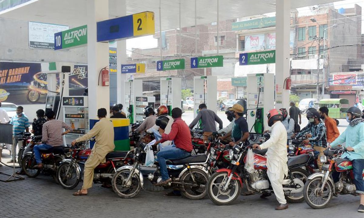 محطة وقود في باكستان