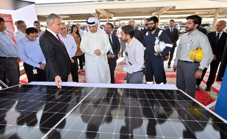 من مراسم تدشين مشروع طاقة شمسية في البحرين