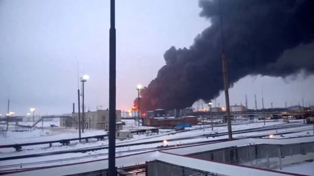 آثار مُدمرة لطائرة دون طيار شنتها كييف على أحد المواقع النفطية في روسيا