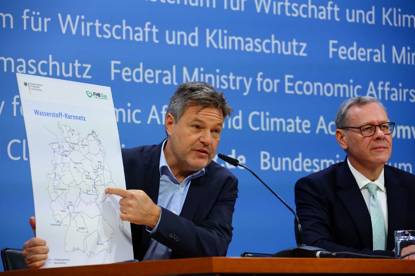وزير الاقتصاد والمناخ الألماني روبرت هابيك يشير إلى خريطة توضح شبكة الهيدروجين في ألمانيا 