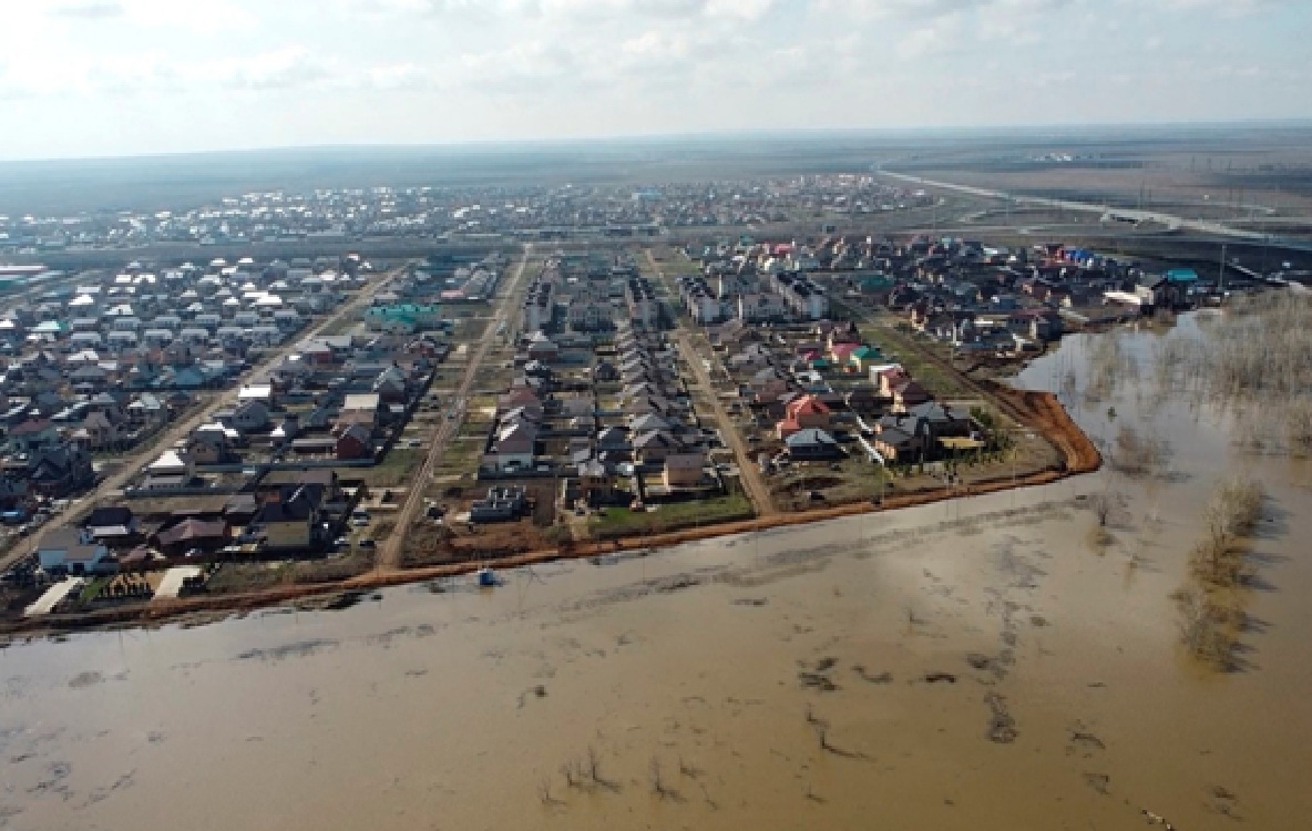 حجز مياه الفيضانات بجدار ترابي بمنطقة أورينبورغ في روسيا