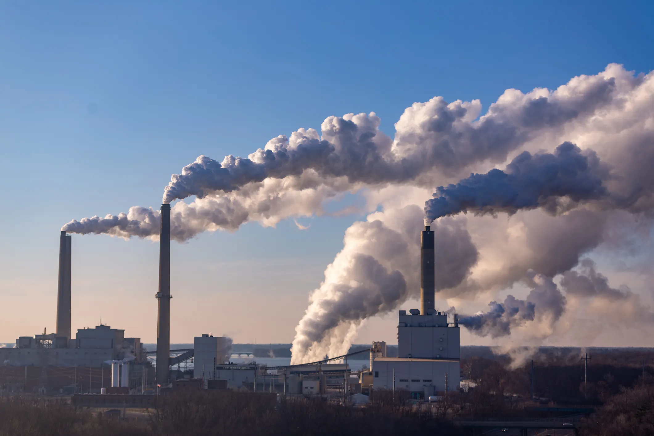انبعاثات ثاني أكسيد الكربون تخرج من محطة فحم