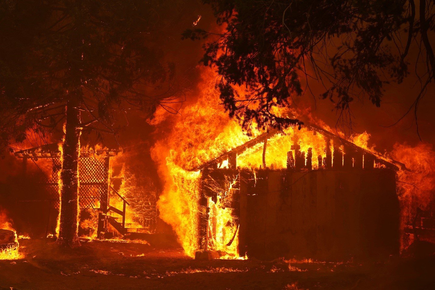 حريق غابات بالقرب من بلدة غرينفيل بولاية كاليفورنيا الأميركية 