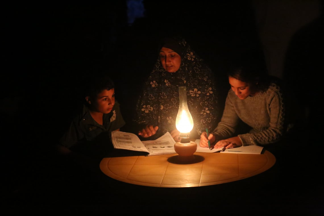 معاناة أهالي غزة من انقطاع الكهرباء