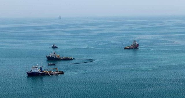 من عمليات احتواء تسرب نفطي في السعودية