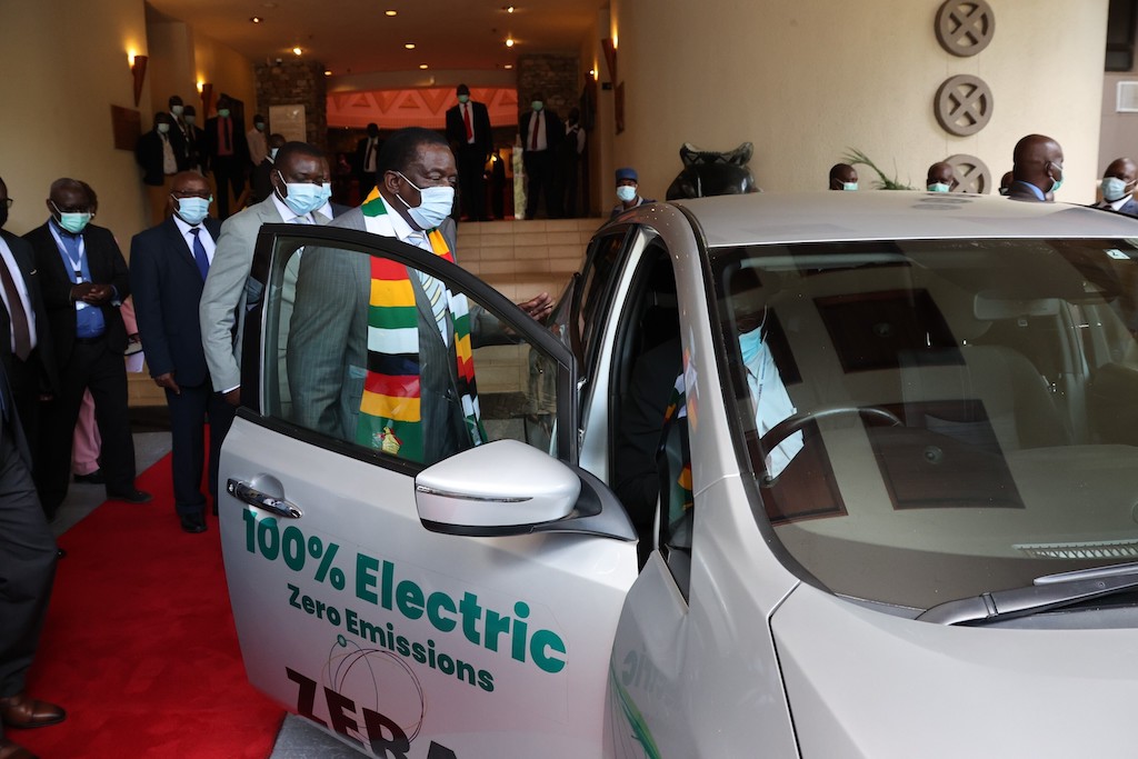 رئيس زيمبابوي يتفقد سيارة كهربائية