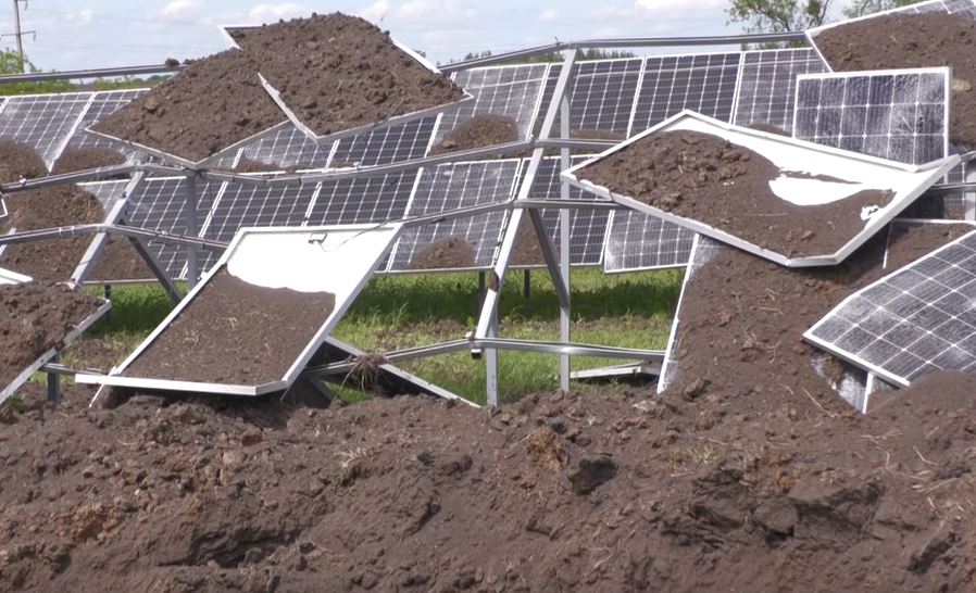إحدى مزارع الطاقة الشمسية الأوكرانية المتضررة من الحرب 
