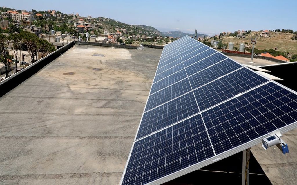 ألواح طاقة شمسية مثبتة على سطح مدرسة في لبنان