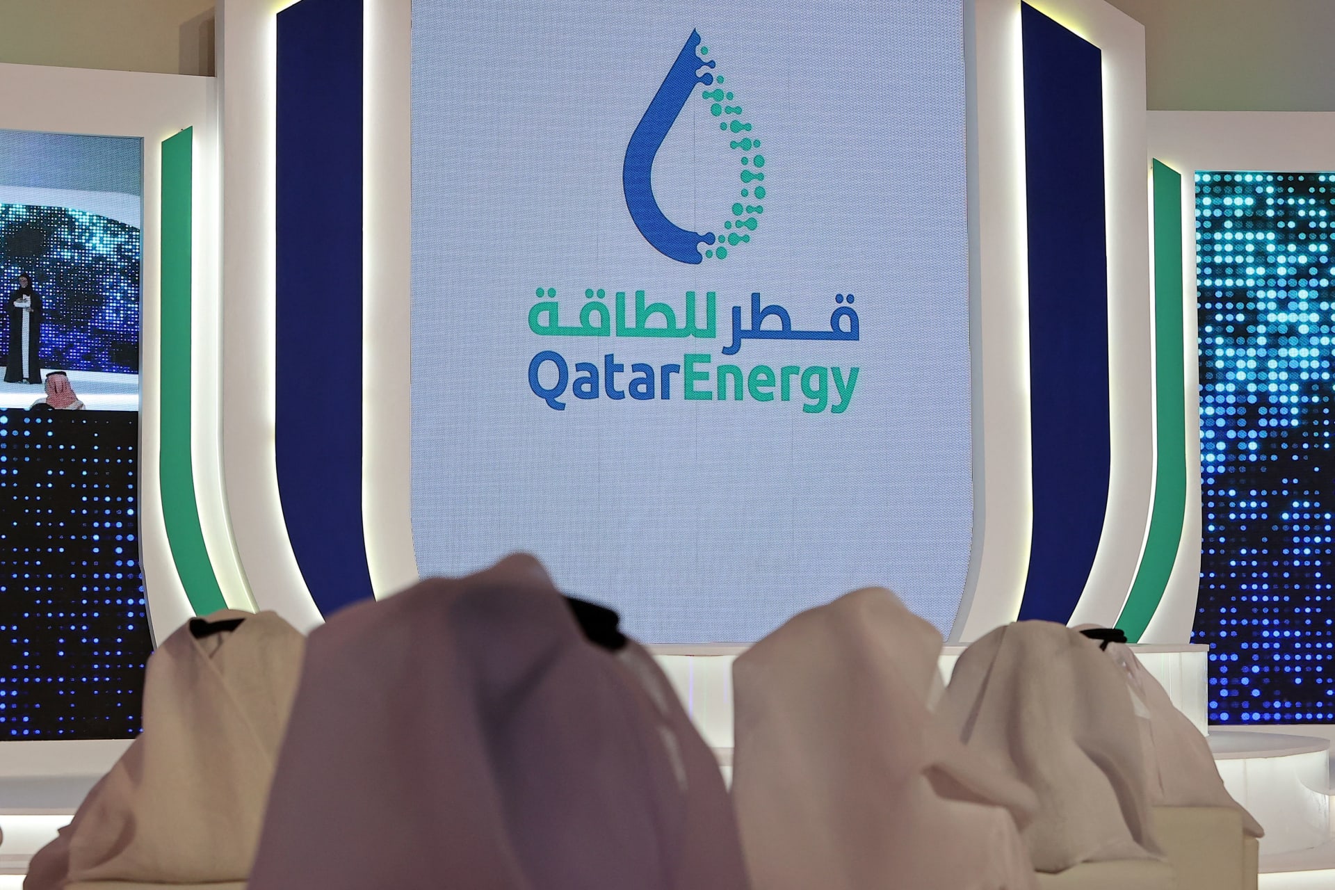 شعار شركة قطر للطاقة خلال مؤتمر صحفي 