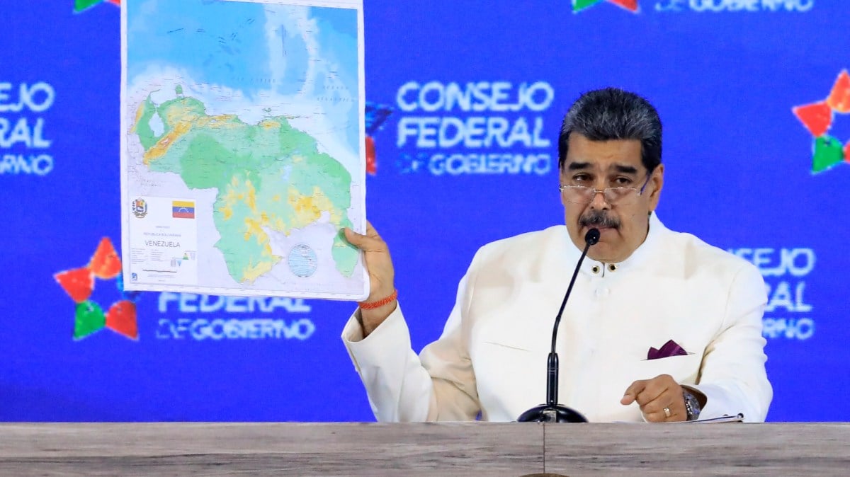 الرئيس الفنزويلي نيكولاس مادورو يوضح بالخرائط حق بلاده في مناطق بدولة غايانا