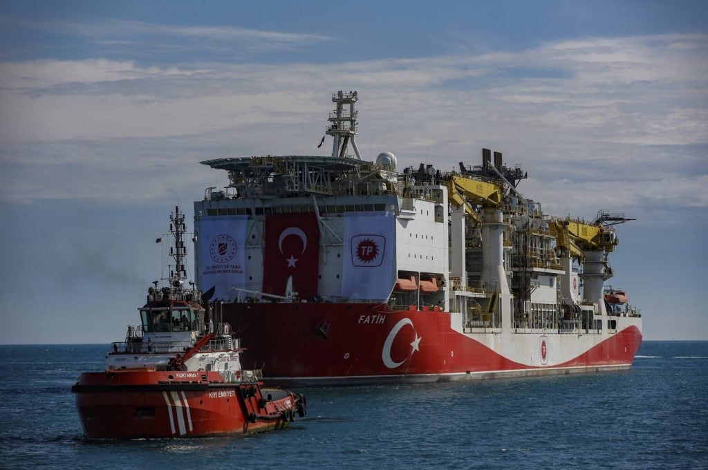 سفينة الحفر التركية فاتح في البحر الأسود