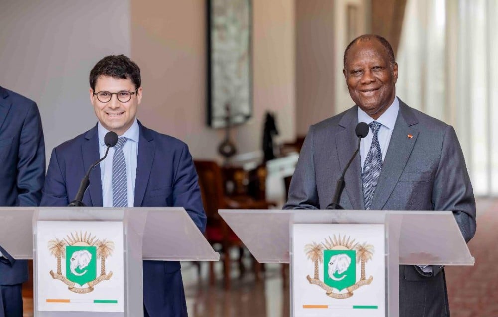 رئيس ساحل العاج الحسن واتار إلى جانب الرئيس التنفيذي لشركة مونتاج غولد مارتينو دي سيسو