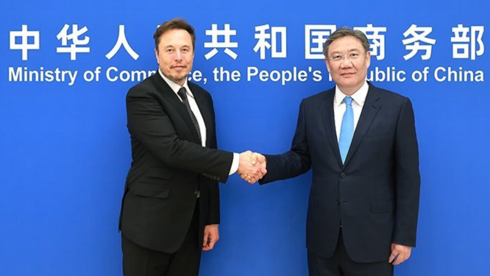إيلون ماسك خلال لقاءه برئيس وزراء الصين لي جيانغ