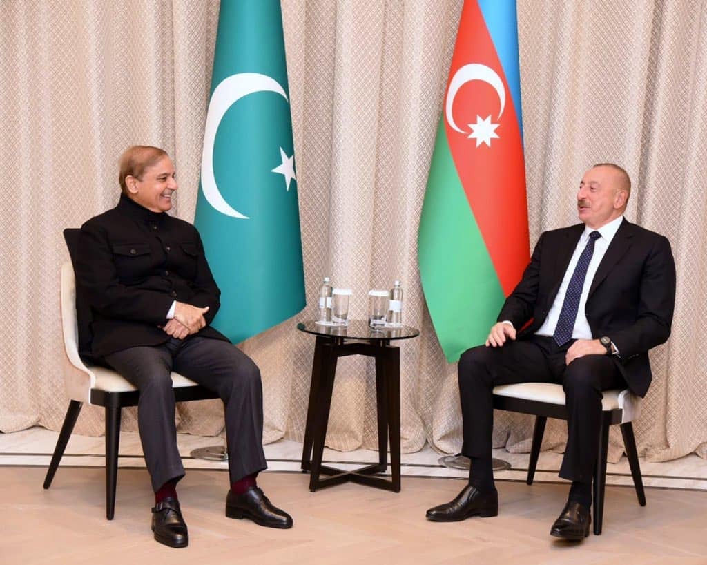 رئيس وزراء باكستان شهباز شريف مع إلهام علييف رئيس أذربيجان