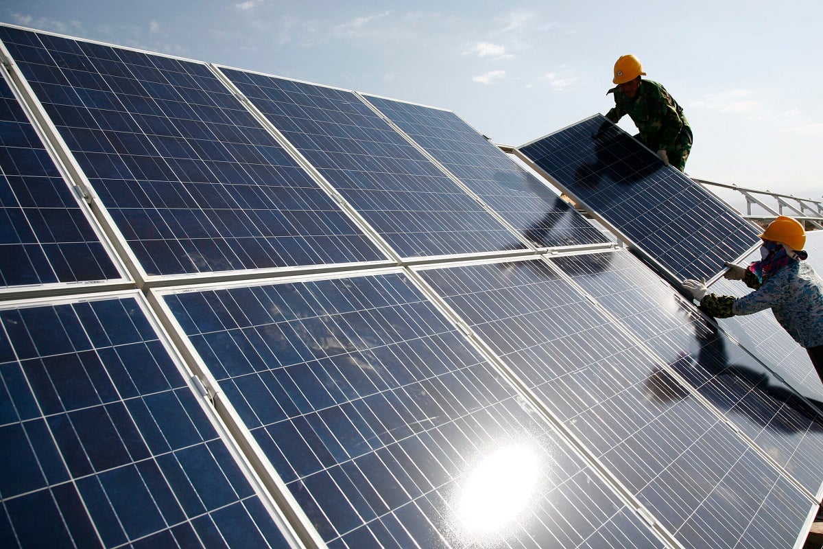 عمال يشتركون في بناء مشروع للطاقة الشمسية في الولايات المتحدة