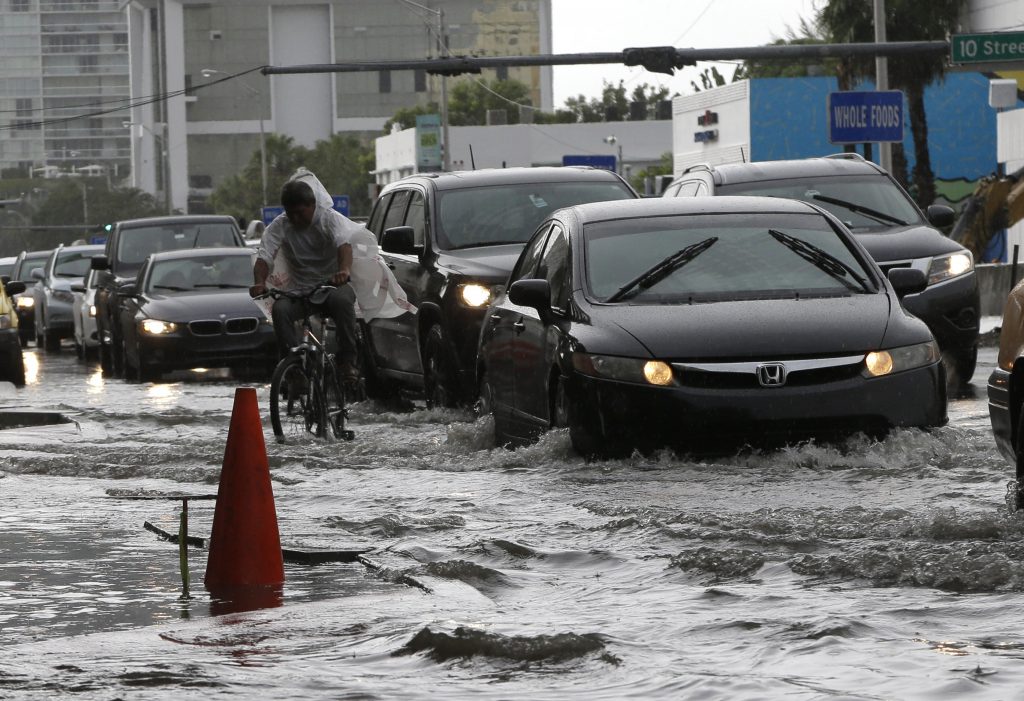 أمطار شديدة غمرت شوارع فلوريدا -