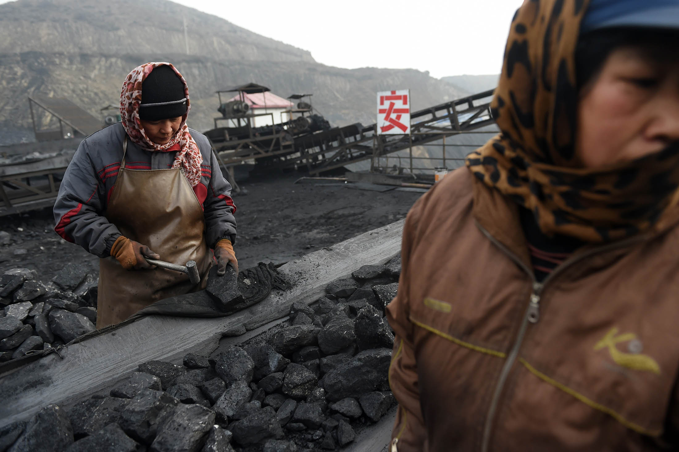 عاملان داخل منجم فحم في الصين