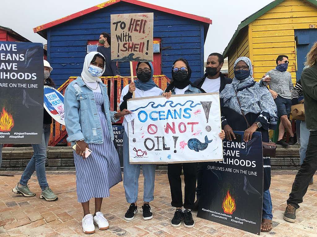 نشطاء بيئيون في احتجاج سابق ضد أعمال شل البحرية في جنوب أفريقيا 