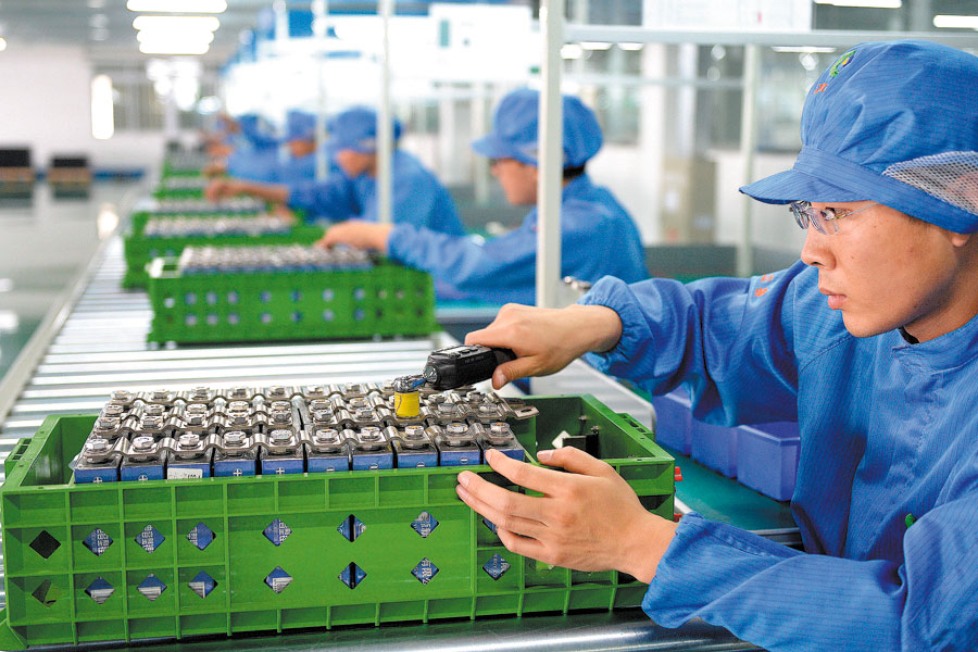 عمال داخل مصنع لإنتاج البطاريات في الصين