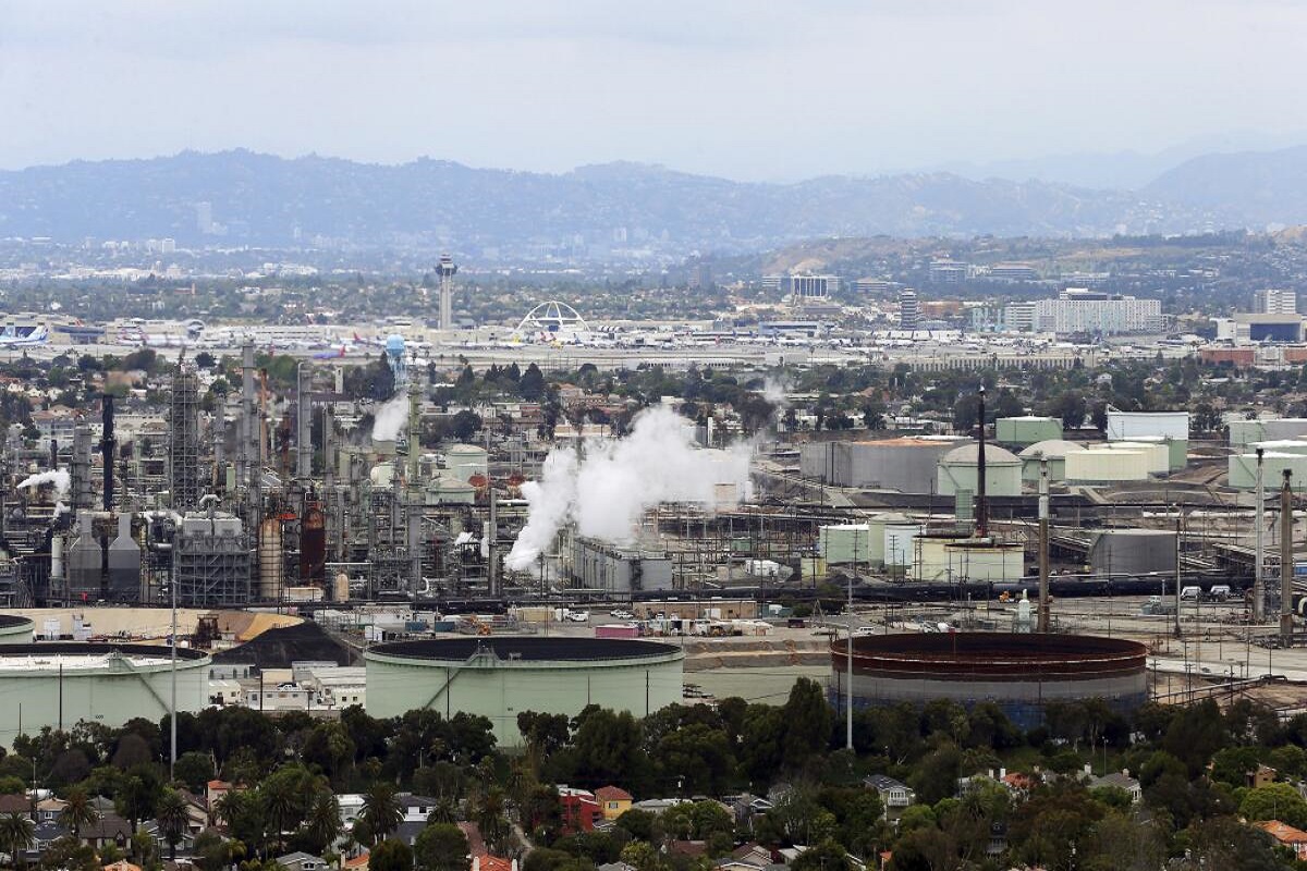 انبعاثات كربونية من أحد المباني في كاليفورنيا
