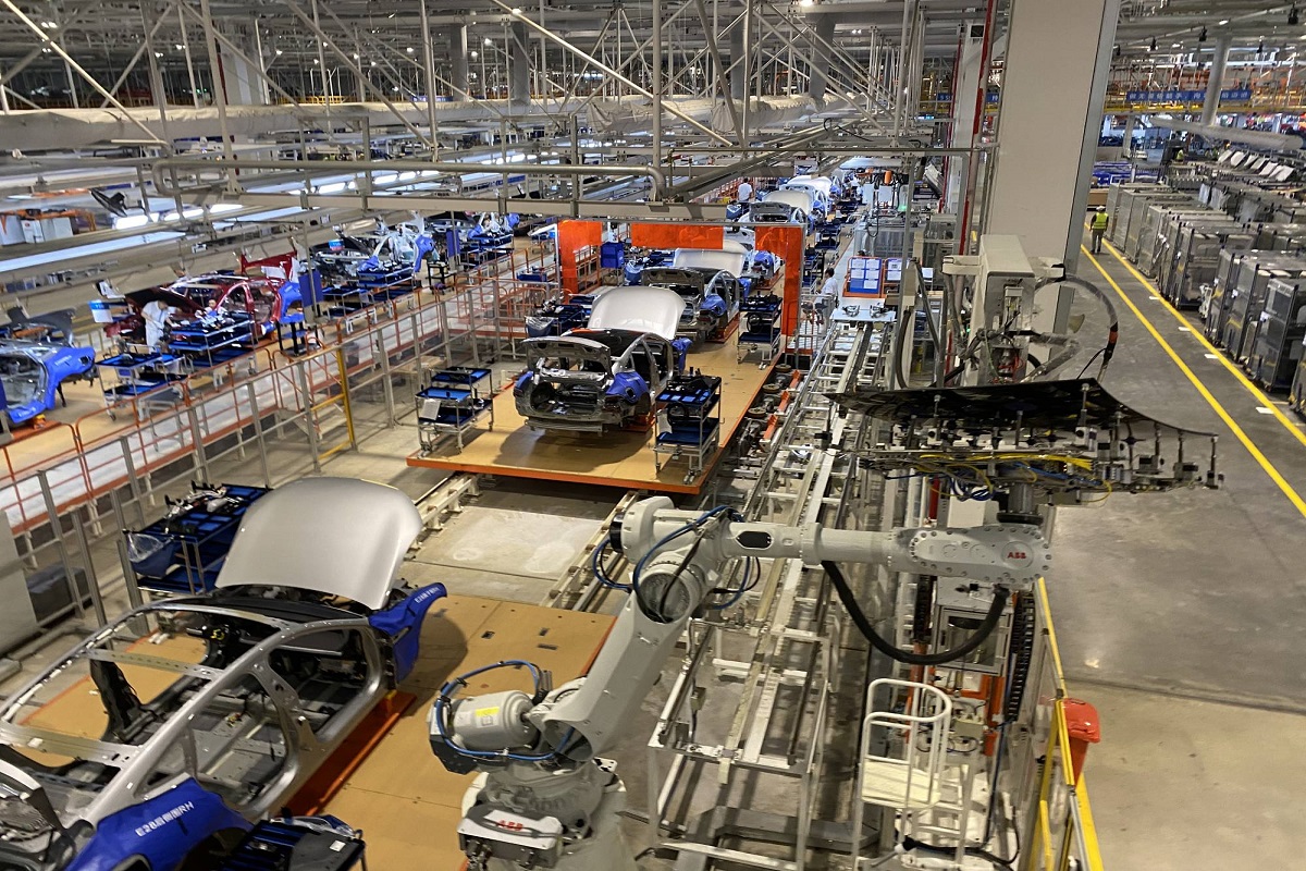 مصنع لإنتاج السيارات الكهربائية في اليابان