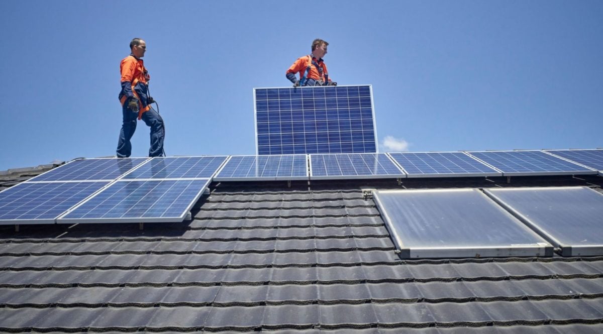 تركيبات الطاقة الشمسية في أميركا على أسطح المنازل