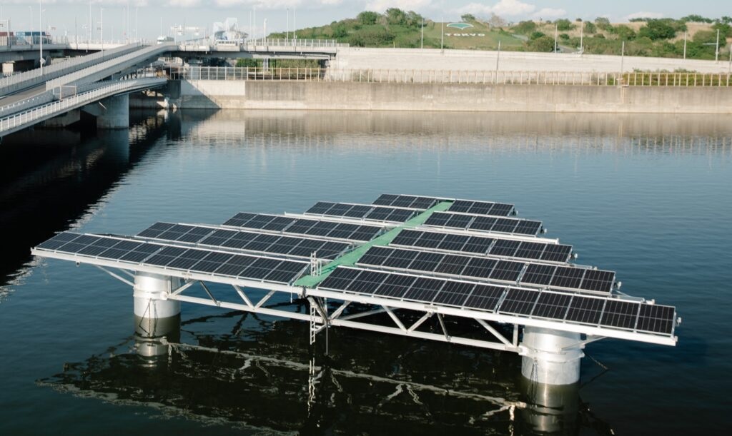أول محطة طاقة شمسية عائمة في اليابان 