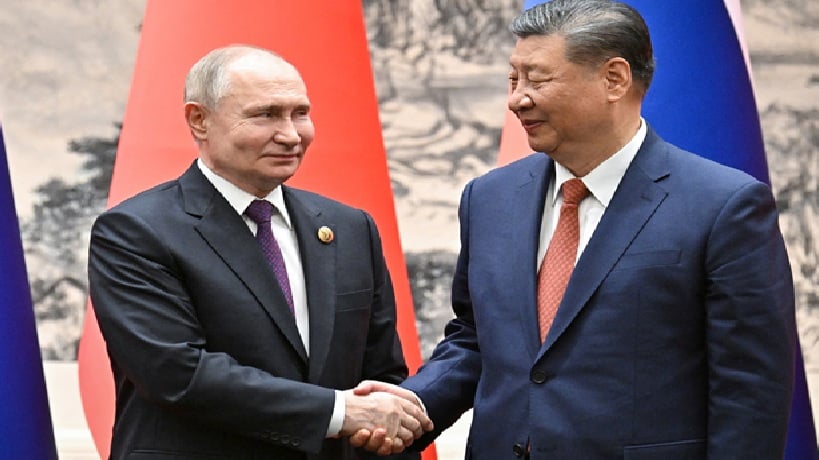 الرئيس الصيني شي جين بينغ يصافح الرئيس الروسي فلاديمير بوتين
