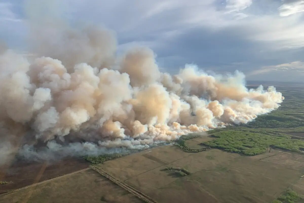 حرائق الغابات تزحف على مدينة ماكموراي الكندية