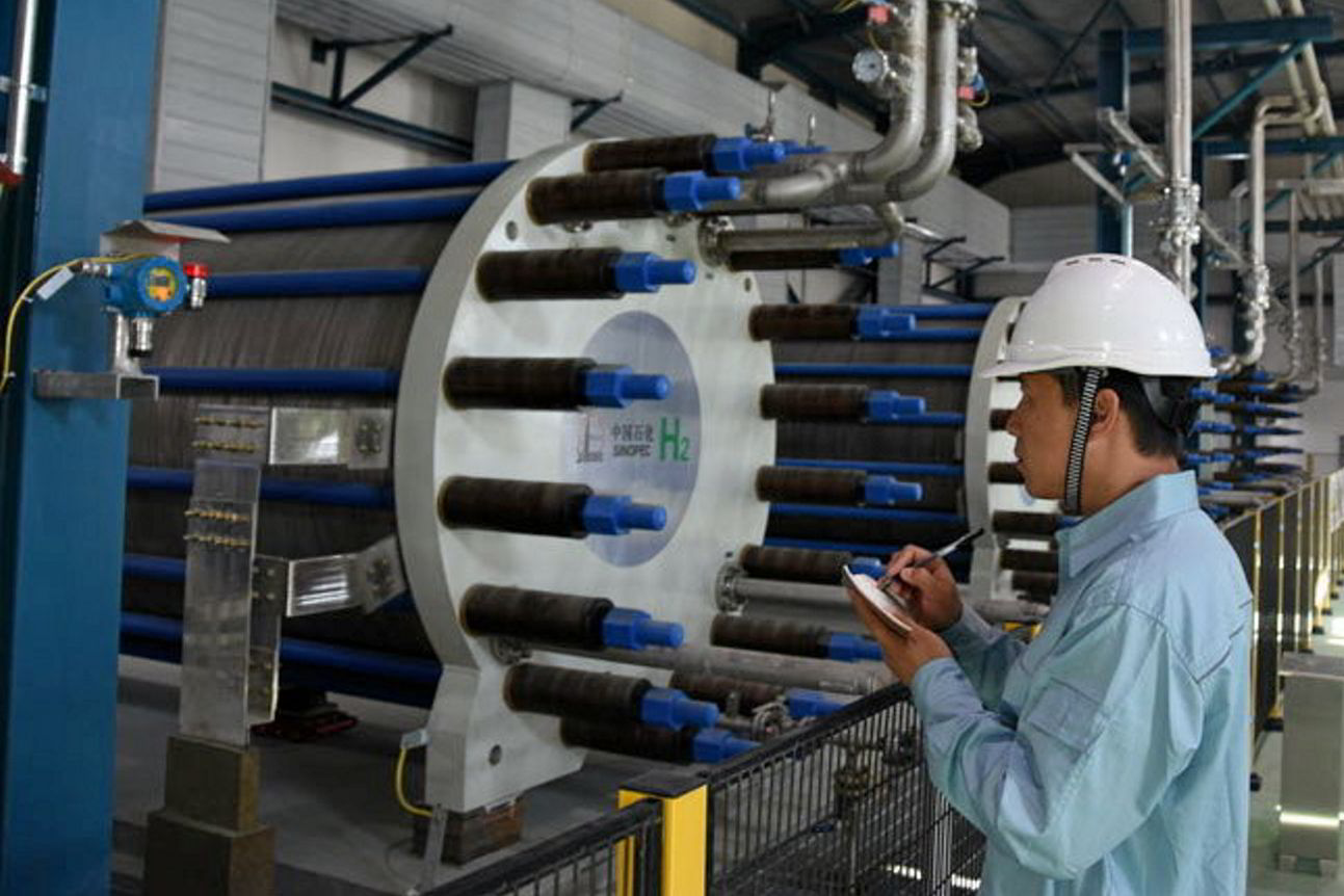 أحد المحللات الكهربائية في مشروع الهيدروجين الأخضر كوغا في إقليم شينجيانغ بالصين
