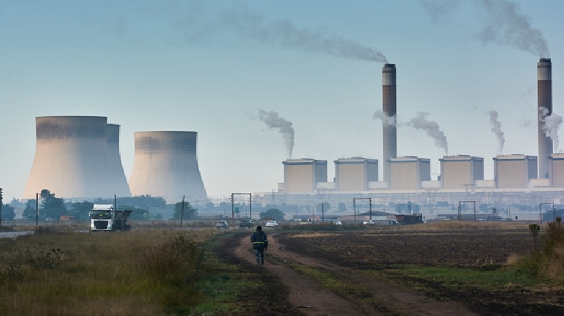 محطة كهرباء تعمل بالفحم في مقاطعة مبومالانغا بجنوب أفريقيا 
