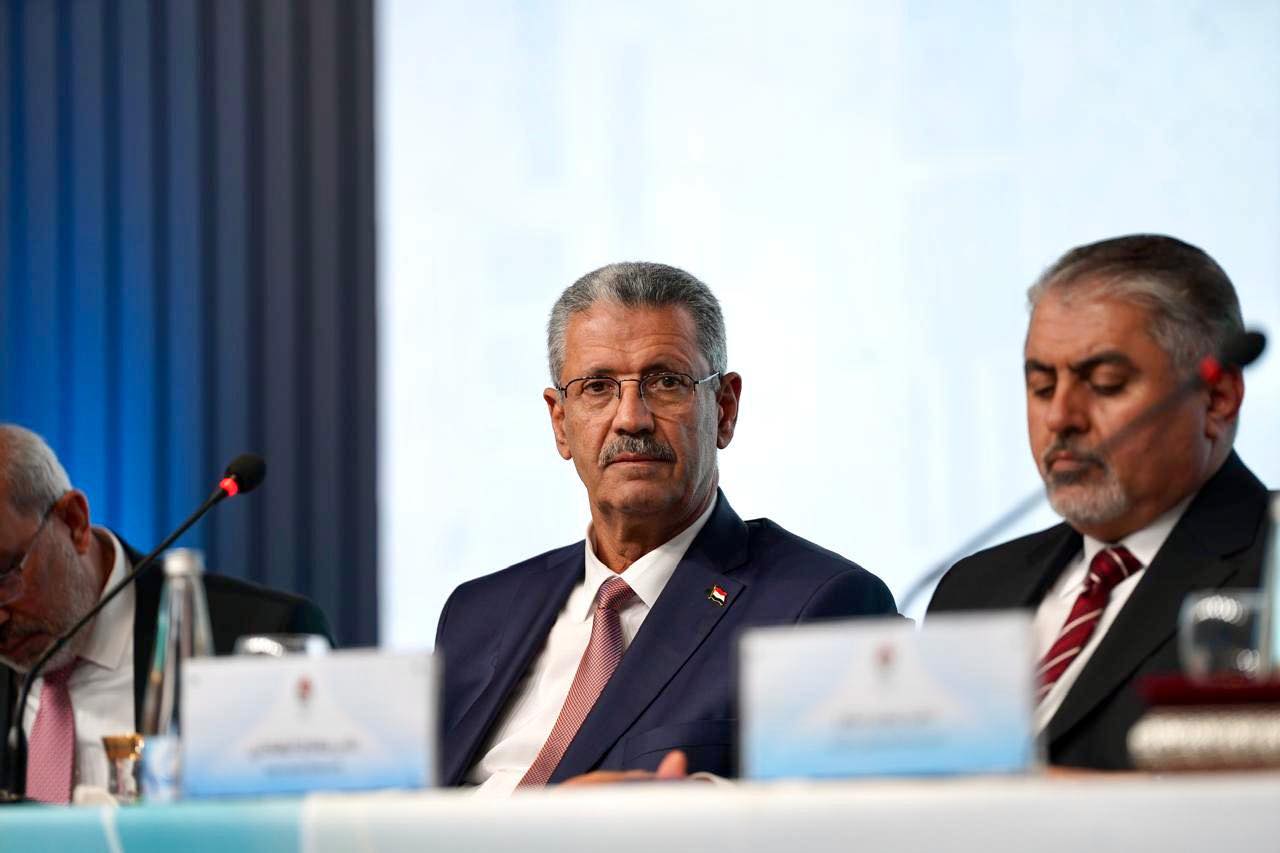 وزير النفط العراقي خلال إعلان الشركات الفائزة بعقود تراخيص النفط والغاز في العراق 