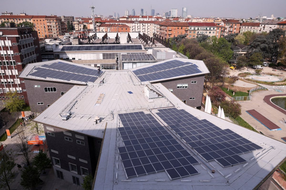 الألواح الشمسية على أسطح جامعة بوليتكنيكو دي ميلانو في إيطاليا