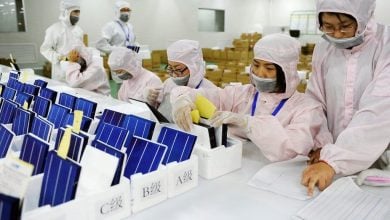 Photo of هيمنة الصين على تصنيع الألواح الشمسية مستمرة.. تقنيات جديدة وأسعار استثنائية