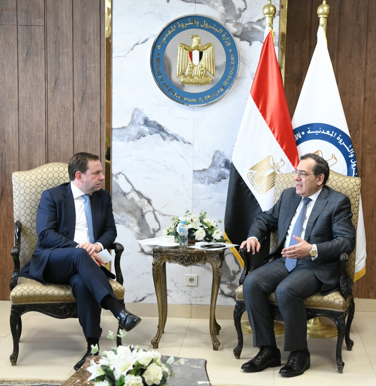 جانب من مباحثات وزير البترول المصري مع نائب رئيس شركة شل