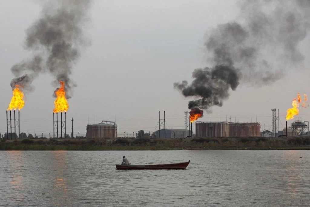 عمليات حرق للغاز في أحد حقول النفط العراقية 